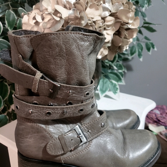 Boots - Picture 1 of 3